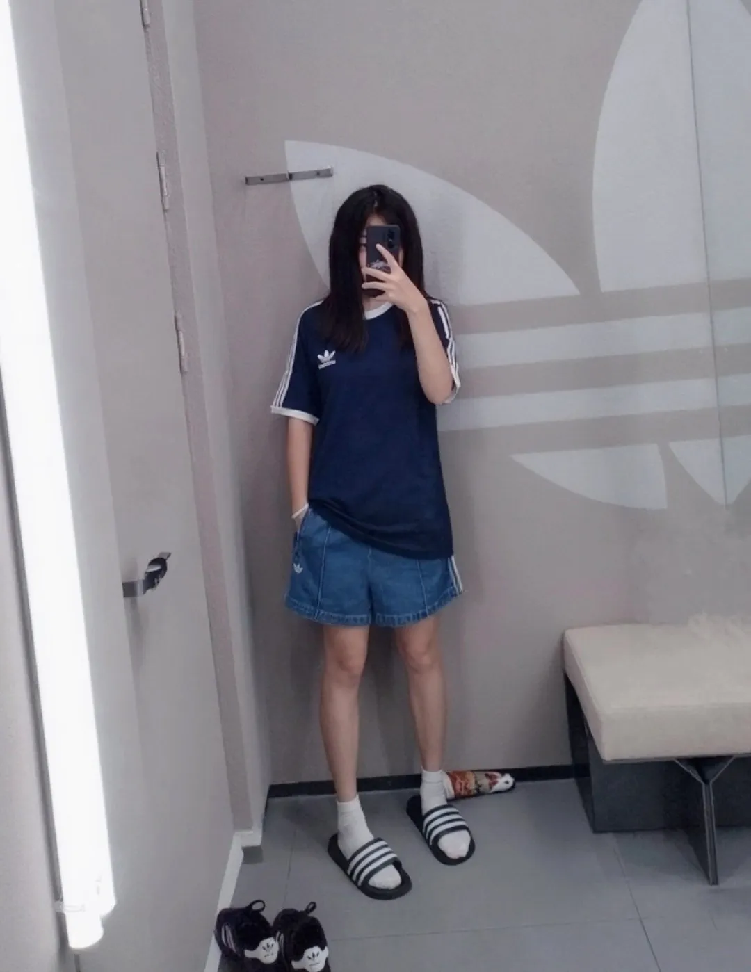 No watermark upper body rendering 𝟬𝟱𝟰𝟳#Exclusive real shot/difference between various stolen pictures and online version on the market [𝗔𝗱𝗶𝗱𝗮𝘀Adidas Song Yuqi Same Style Clover American Trendy Denim Shorts] ✅Full set of 1:1 customized accessories ➕Customized three-label ➕𝗬𝘂𝗮𝗻 version hang tag ➕𝗹𝗼𝗴𝗼 packaging bag🔥 ➕Scan the tag to enter the official website. ✅Top Original version, ins Xiaohongshu Dewu Kuaishou and many bloggers wear it. ✅Washed denim + three-stripe design, the clover logo is super recognizable✨. Loose fit, comfortable to wear and Breathable, suitable for summer commuting, leisure, and sports! With Versatile attributes, it can be worn casually and easily switch between street or vacation styles. It is a must-have item in your summer wardrobe! Color: Blue Size: xs-x L